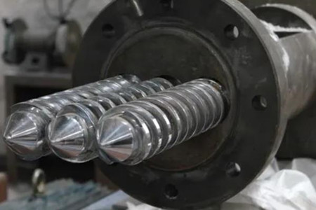 擠出機機筒螺桿裂斷的原因是什么？